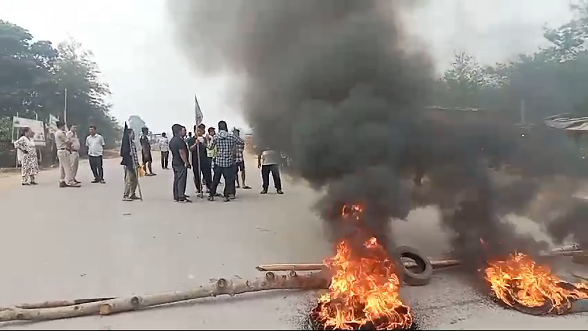 ত্রিপুরার জনজাতি ছাত্র-ছাত্রীদের ককবরক ভাষায় রোমান স্ক্রিপ্টের দাবিতে রাস্তায় টায়ারে আগুন জ্বালিয়ে আন্দোলনে শামিল…