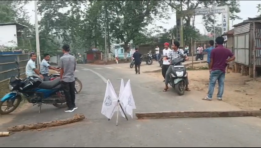 ককবরক ভাষায় রোমান স্ক্রিপ্টের দাবিতে আবারো স্কুলে তালা ঝুলিয়ে সড়ক অবরোধে বসলো তিপ্রামথা দলের…