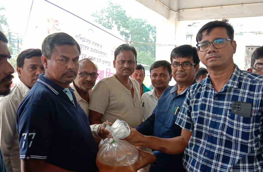 ভেনামি চিংড়ি বিতরণ হিঙ্গলগঞ্জের কৃষি মানডিতে