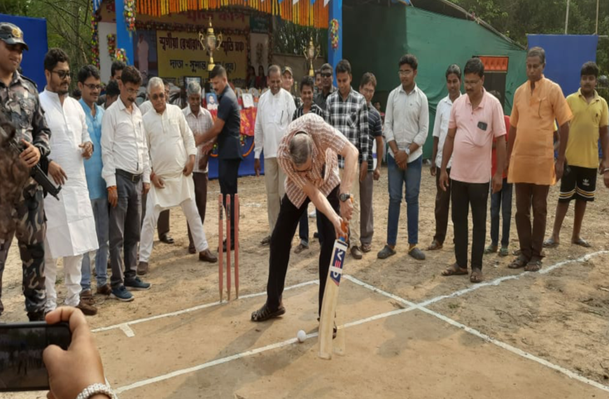 দাসপুরে ক্রিকেট খেলা উদ্বোধনে দিলীপ ঘোষ ও তনময় ভট্টাচার্য, জল্পনা রাজনৈতিক মহলে