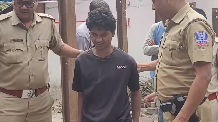 ফাঁকা বাড়ির সুযোগে ঘরের সমস্ত জিনিস নিয়ে চম্পট দিলো চোরের দল।