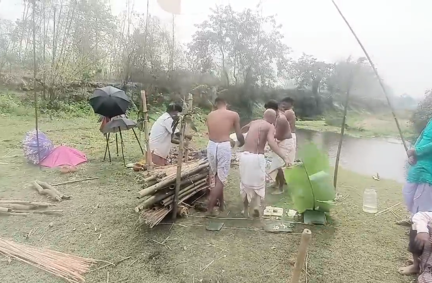 নিখোঁজ পিতার চিতায় আগুন দিলো সন্তান