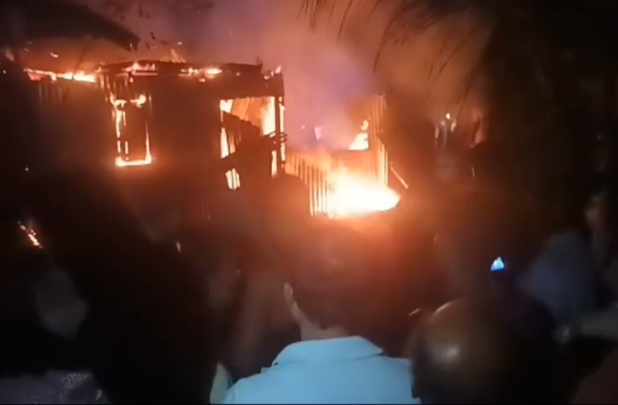 সরকারি ন্যায্য মূল্যের দোকানে ভয়াবহ অগ্নিকাণ্ডের ঘটনা!,পুড়ে ছাই সম্পূর্ণ দোকান,আতঙ্ক মানুষজনের মধ্যে!
