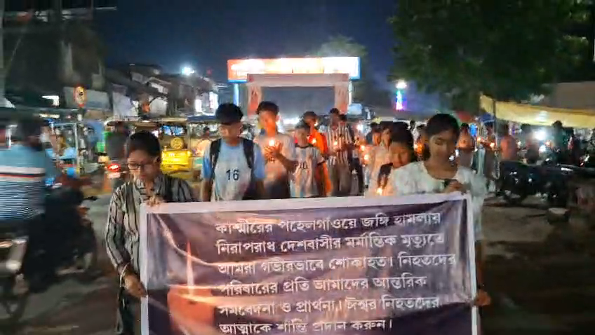 মৌন মিছিল ও মোমবাতি জ্বালিয়ে জঙ্গি হামলায় নিহতদের আত্মার শান্তি কামনায় রামমোহন রায় ফ্যানস…