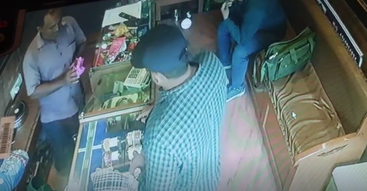 শিব মন্দির একটি সোনার দোকানে দুঃসাহসিক চুরি