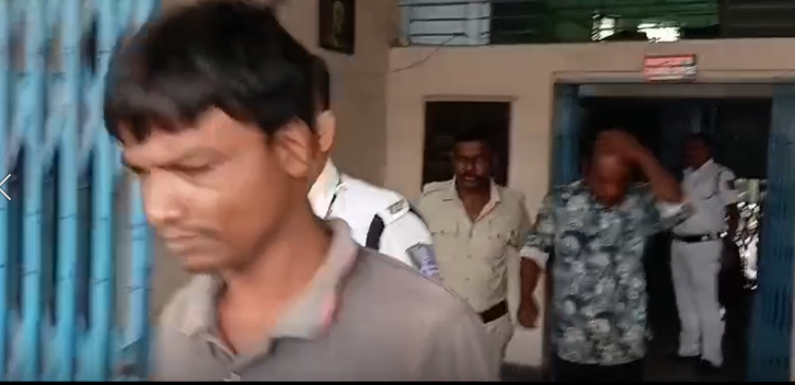 প্রবীণ ব্যক্তিকে মারধর ও ছিনতাই, গ্রেপ্তার অটো চালক…