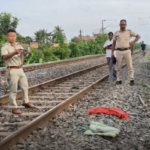 লাল কাপড়ে জড়ানো সদ্যোজাতের দে*হ পড়ে রয়েছে রেল লাইনের ধারে।