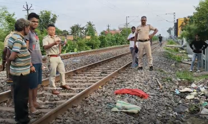 লাল কাপড়ে জড়ানো সদ্যোজাতের দে*হ পড়ে রয়েছে রেল…