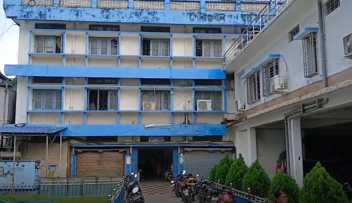 বেতন বন্ধ পুরসভার অস্থায়ী কর্মীদের, প্রতিবাদে পুরসভার বিরোধী…