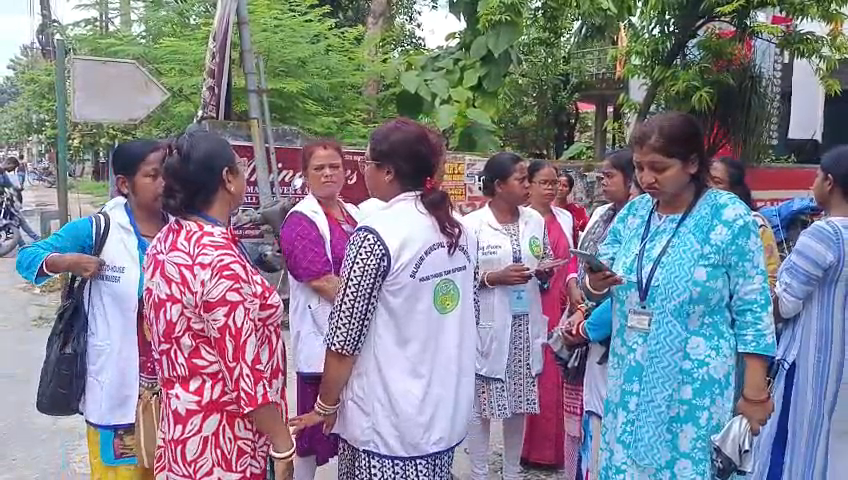 ডেঙ্গু সার্ভে করতে গিয়ে মহিলা কর্মীদের হেনস্থা, গায়ে…