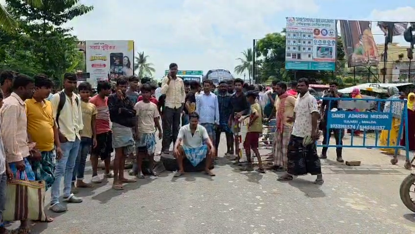 টোট চালককে মারধরের অভিযোগ পুলিশের বিরুদ্ধে, প্রতিবাদে পথ…