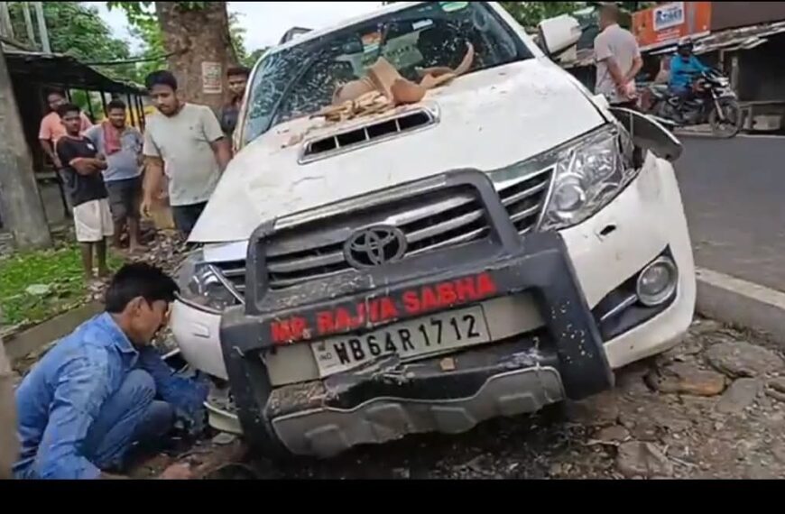 দুর্ঘটনার কবলে অনন্ত মহারাজের গাড়ি।