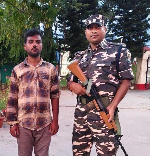 সীমান্তে জাল আধার কার্ড সহ বাংলাদেশী যুবক গ্রেফতার