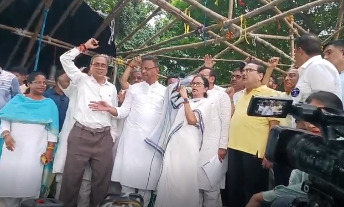 তৃণমূলের ভাষা আন্দলনের মঞ্চ ভেঙে দিল সেনারা।