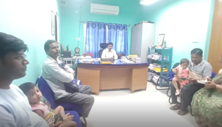 এসএসসি পরীক্ষা দিতে একরত্তি সন্তানদের নিয়ে এসেছেন তাদের…