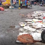 জলপাইগুড়ি শহরের দিনবাজার বাজারে ঢোকার মুখে ময়লা আবর্জনা স্তূপ,ছড়িয়ে ছিটিয়ে থার্মোকলের বাক্স।