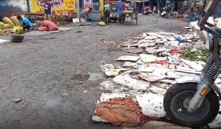 জলপাইগুড়ি শহরের দিনবাজার বাজারে ঢোকার মুখে ময়লা আবর্জনা…