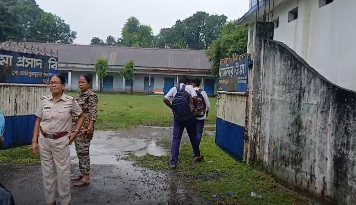 সঠিক পরীক্ষা কেন্দ্রে পৌঁছে দিল পুলিশ।
