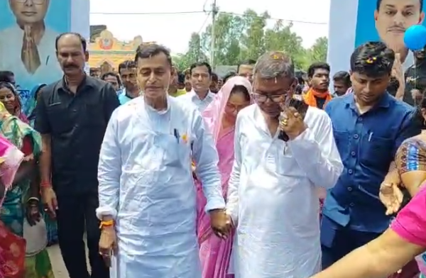 আমাদের পাড়ায়- আমাদের সমাধান শিবিরে উপস্থিত দুই মন্ত্রী।