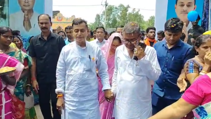 আমাদের পাড়ায়- আমাদের সমাধান শিবিরে উপস্থিত দুই মন্ত্রী।