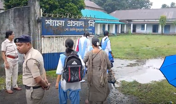 কড়া নিরাপত্তায় চলছে উচ্চমাধ্যমিকের তৃতীয় সেমিস্টার পরীক্ষা।