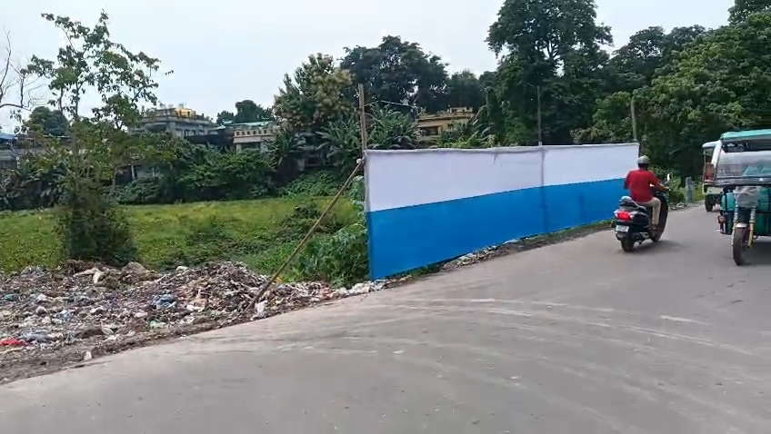 মুখ্যমন্ত্রীর সফর ঘিরে জলপাইগুড়িতে চাঞ্চল্য, আবর্জনা ঢাকতে নীল-সাদা…
