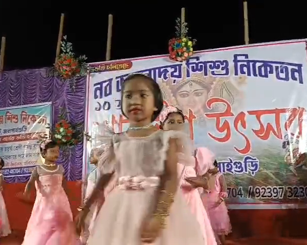 বেসরকারি স্কুলের শারদীয়া উৎসব সন্ধ্যার সাংস্কৃতিক অনুষ্ঠানে যেন…