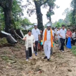বক্সার প্রত্যন্ত গ্রামে নিজেই প্লাস্টিক কুড়োলেন মন্ত্রী,শুনলেন গ্রামবাসীর কথা।