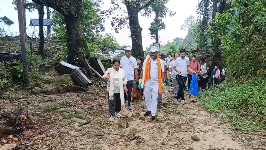 বক্সার প্রত্যন্ত গ্রামে নিজেই প্লাস্টিক কুড়োলেন মন্ত্রী,শুনলেন গ্রামবাসীর…