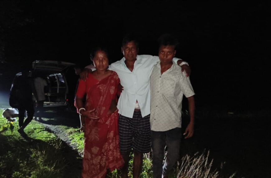 বেহাল রাস্তা বাড়িতে ঢুকলো না অ্যাম্বুলেন্স,অন্যের কাঁধে ভর…